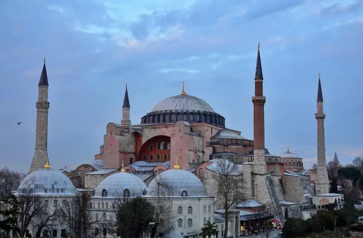 Ayasofya’nın dış cephesini gösteren güncel fotoğraf; İstanbul’un Fethi sonrası Osmanlı hâkimiyetinin en önemli sembollerinden biri olan Ayasofya.